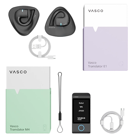 Zestaw Vasco Translator E1 z dwiema bezprzewodowymi słuchawkami do tłumaczeń, kablem ładującym, instrukcją, etui i opakowaniem, prezentowany obok pudełka Vasco Translator M4 ze smyczką i kablem.