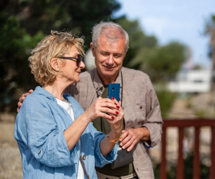 Starsza para patrząca na translator.