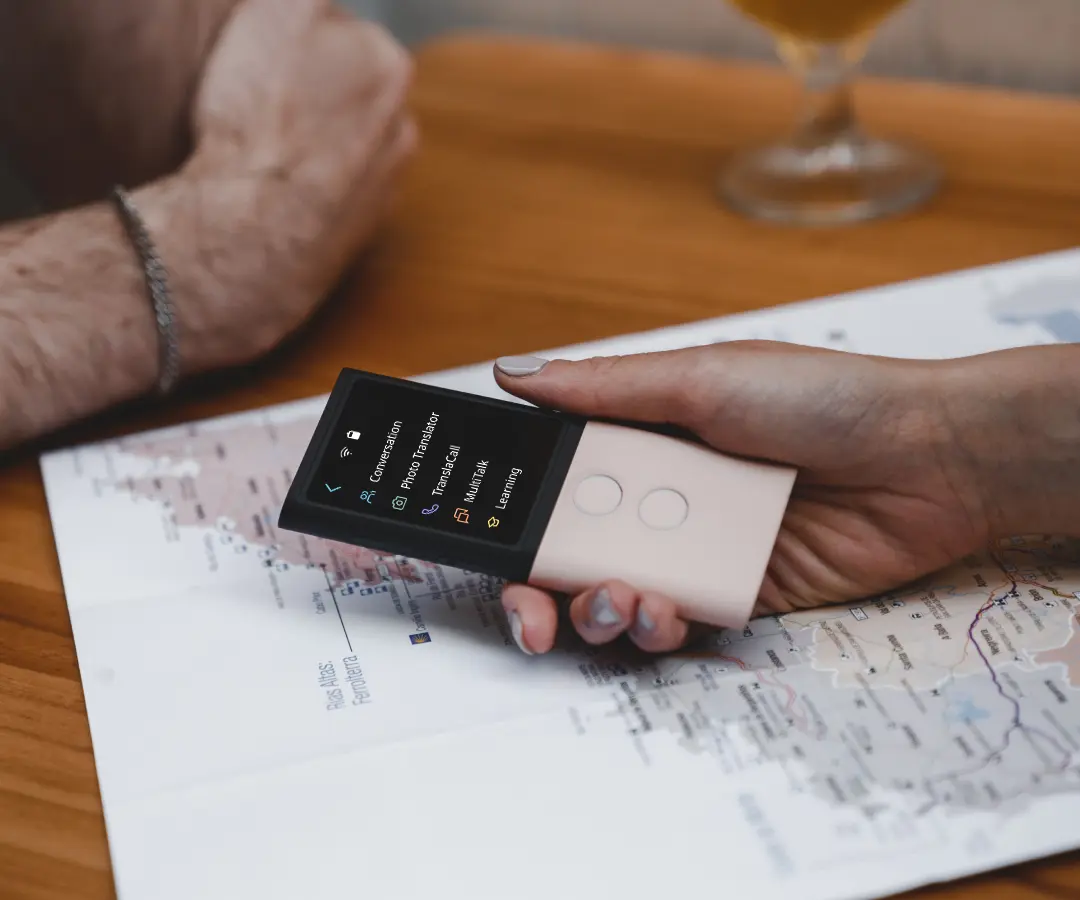 Zbliżenie ręki trzymającej tłumacza nad stołem z mapą